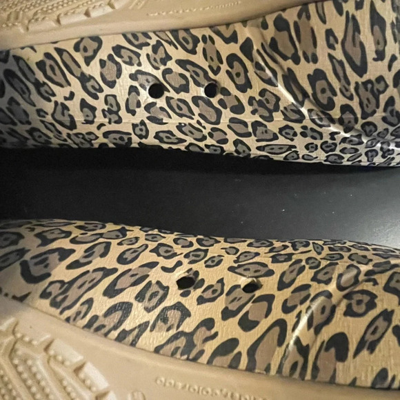 Crocs Leopard Print Black Cap Round Toe Size 7 - Picture 9 of 11